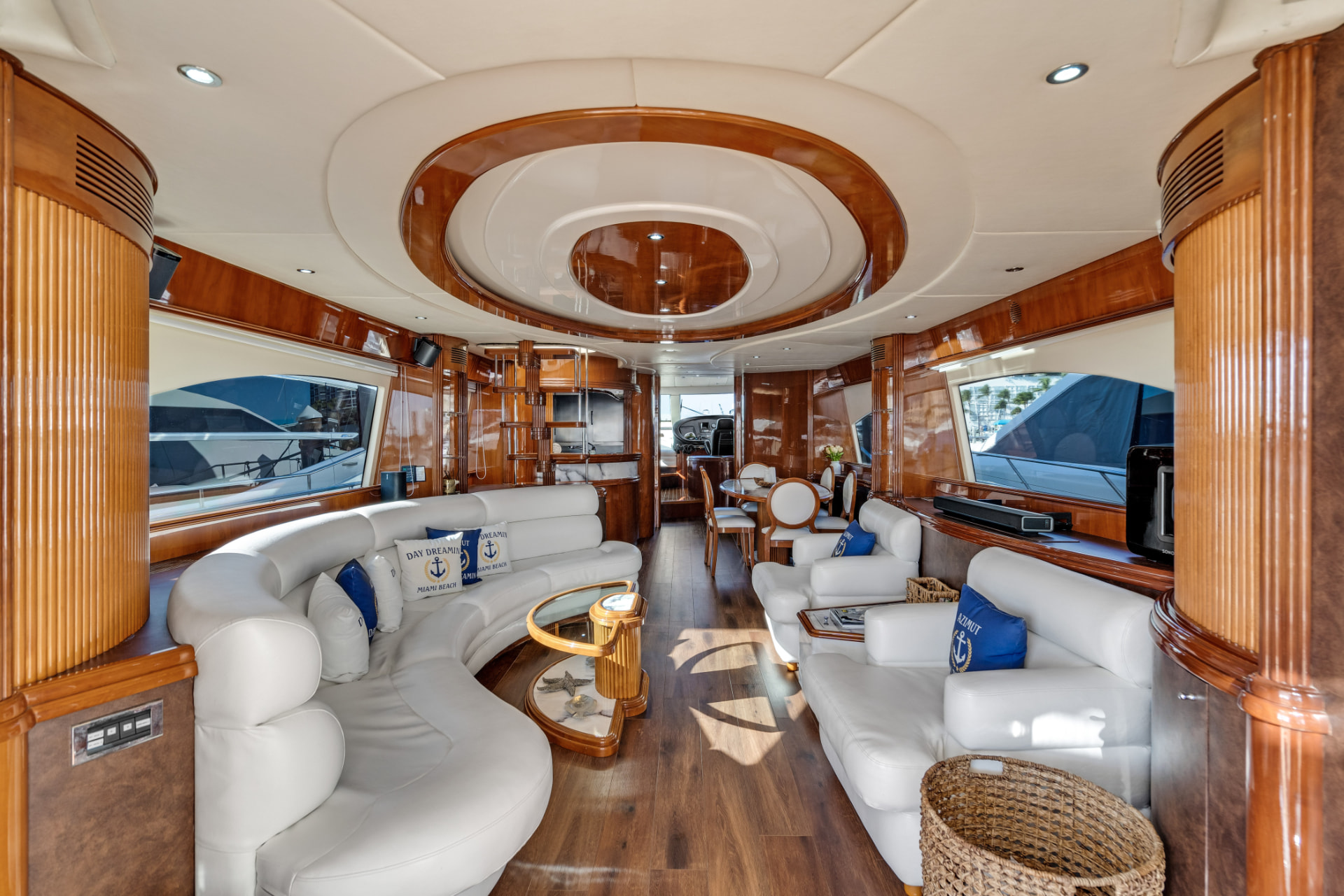 90' Azimut photo 6